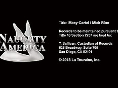 Парень отодрал на диване блондинку Macy Cartel и кончил на язык