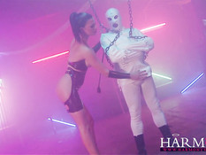 Госпожа Jasmine Jae ебалась с двумя парнями в масках и костюмах