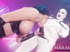 Госпожа Jasmine Jae ебалась с двумя парнями в масках и костюмах