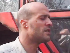 Зрелая французская брюнетка ебётся за городом с двумя фермерами