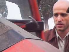 Зрелая французская брюнетка ебётся за городом с двумя фермерами