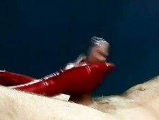 Рыжая девушка в красном латексном белье подрочила мужчине член