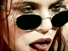 Рыжая девушка в красном латексном белье подрочила мужчине член