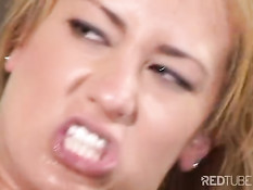 Парень вставил член в разработанный анус девке с большой грудью