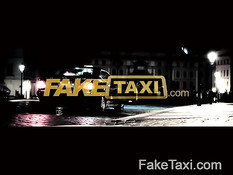 Сексуальная пассажирка подрочила и трахнулась с водителем такси