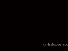 Азиатская девка с бритой писькой снимается в любительском порно