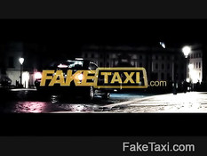 Симпатичная блондинка с длинными волосами сделала минет таксисту