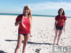 Парень повстречал на пляже двух девчонок и отодрал у себя дома