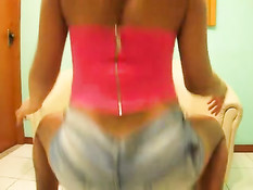 Латинская девчонка Tifanny Taillon танцует в любительском ролике