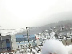 Парень вывез свою девушку в зимний лес и трахнул раком на морозе