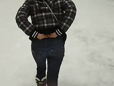 Парень вывез свою девушку в зимний лес и трахнул раком на морозе