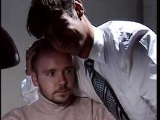 Итальянскую брюнетку ебут в жопу и делают двойное проникновение