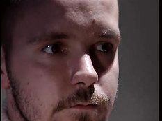 Итальянскую брюнетку ебут в жопу и делают двойное проникновение