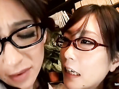 Зрелая азиатка занимается лесбийской любовью с молодой подругой