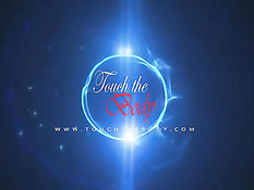 Две лесбиянки делают друг дружке эротический массаж у бассейна