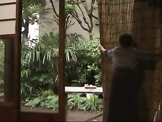 Японская женщина делает минет возбуждённому мужчине в кимоно