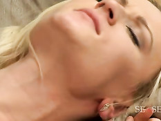 Милая блондинка подрочила на диване и получила сперму на грудь