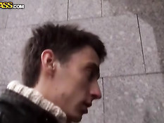 Два русских пикапера сняли на улице девушку и оттрахали в студии