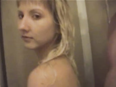 Русская подружка принимает душ вместе с мужчиной и делает минет