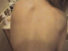 Русская подружка принимает душ вместе с мужчиной и делает минет