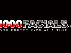 Молодая Naomi West мастурбирует киску руками и отсасывает член