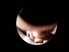 Девчонка крупным планом высасывает сперму из выбритого пениса