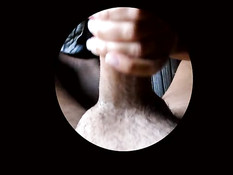 Девчонка крупным планом высасывает сперму из выбритого пениса