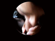 Девчонка крупным планом высасывает сперму из выбритого пениса