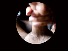 Девчонка крупным планом высасывает сперму из выбритого пениса