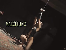 Мужчина прикладывает лёд к выбритой письке связанной девчонки