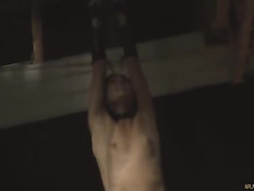 Мужчина прикладывает лёд к выбритой письке связанной девчонки