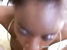 Чёрная шлюха усердно сосала член, пока парень не кончил в лицо