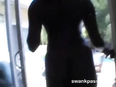 Чёрная шлюха усердно сосала член, пока парень не кончил в лицо