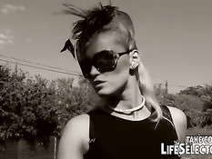 Две страстные девушки возбуждали друг друга и ебались с мужиком