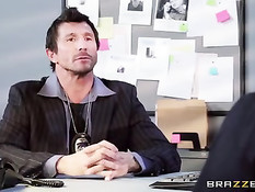 Полицейская с большой грудью страпоном отодрала блондинку в анал