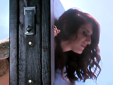 Рыжую рабыню зажали в пыточных колодках и оттрахали в задницу