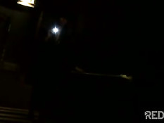 Мужчины поймали ночью грудастую сучку и оттрахали во все дырки