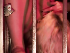 Мужчина с садистскими наклонностями порет связанных голых девок