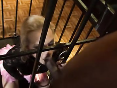 Рабыня блондинка делает минет сидя в клетке и ебётся с хозяином