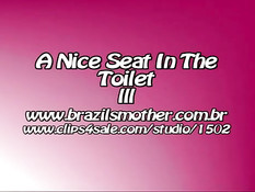 Брюнетка с интимной стрижкой в ванной садится девчонке на лицо