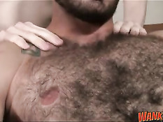 Парнишка делает минет волосатому гею и подставляет свою задницу