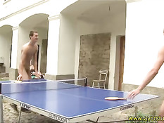 Голые молодые геи на улице играют в пинг-понг и занимаются сексом