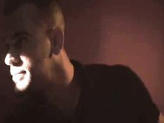 Два мускулистых голубых парня занимаются сексом в уютном отеле