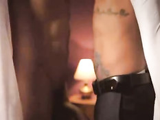 Два мускулистых голубых парня занимаются сексом в уютном отеле