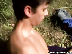 Молодой пацан любит выбираться в лес и дрочить там в одиночестве