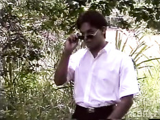 Возбуждённый гей снимает штаны и дрочит член на свежем воздухе