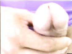 Возбуждённый гей снимает штаны и дрочит член на свежем воздухе