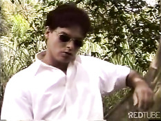 Возбуждённый гей снимает штаны и дрочит член на свежем воздухе