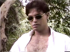 Возбуждённый гей снимает штаны и дрочит член на свежем воздухе