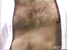 Возбуждённый гей снимает штаны и дрочит член на свежем воздухе